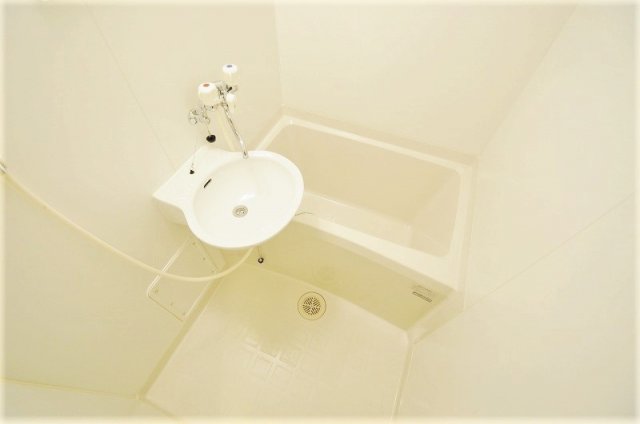 バス・シャワールーム　同タイプ物件の為、形状や間取寸法、色調等が実際とは異なります