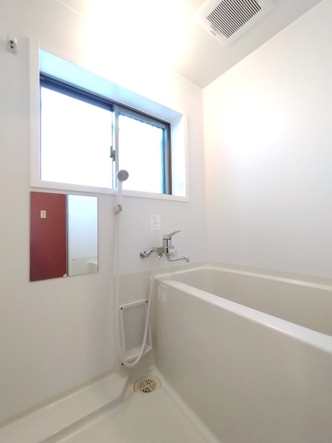 バス・シャワールーム　シングルレバー水栓、窓あり