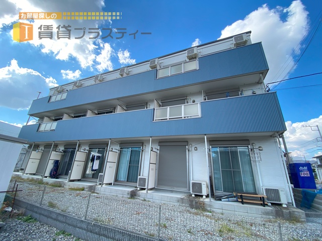 建物外観　青空が似合うプリズム