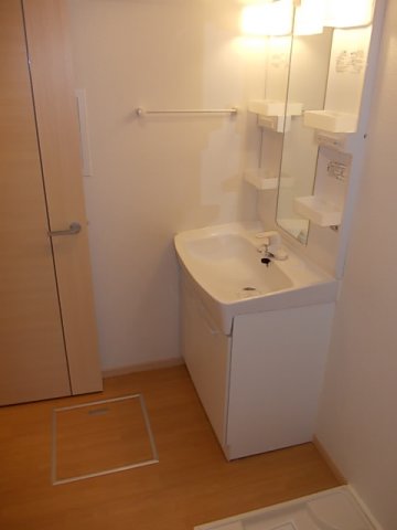 洗面設備　明るい洗面所です