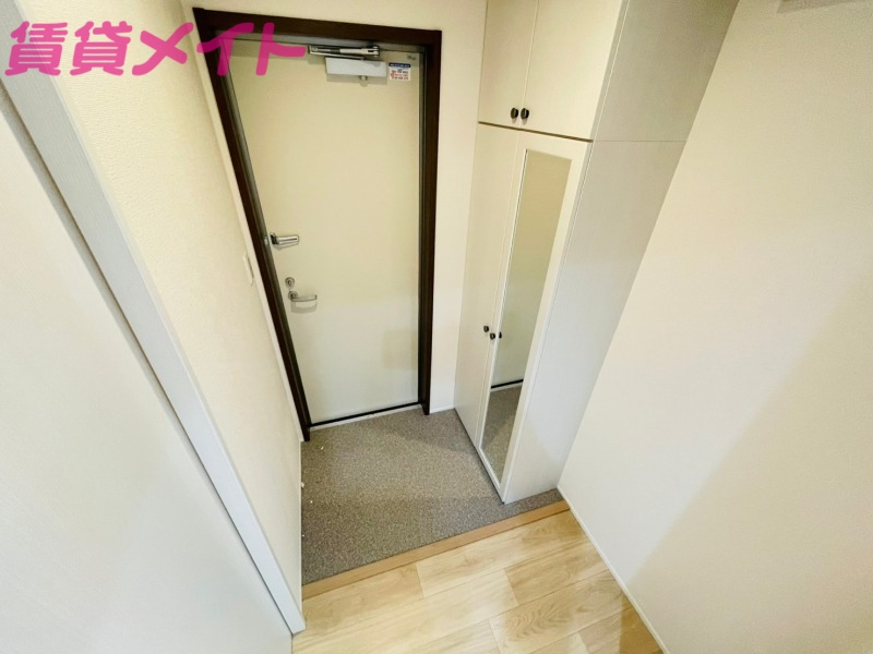 玄関　同物件別部屋の写真です