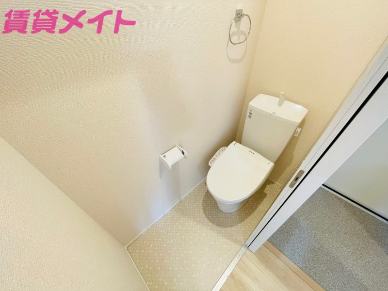 トイレ　同物件別部屋の写真です