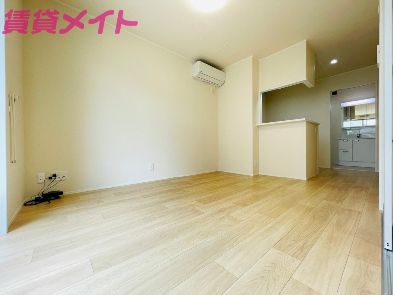 居室・リビング　同物件別部屋の写真です