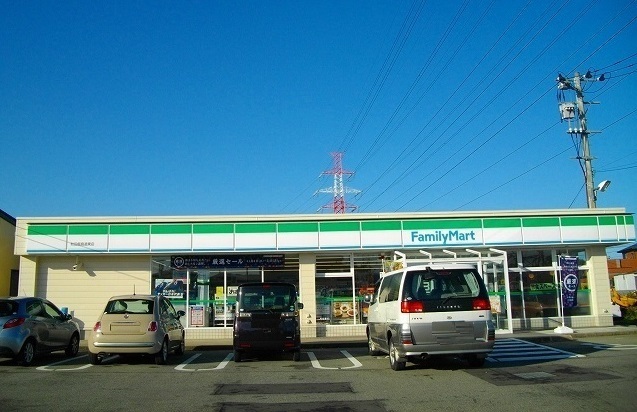 コンビニ　ファミリーマート飯島道東三丁目（コンビニ）まで450m