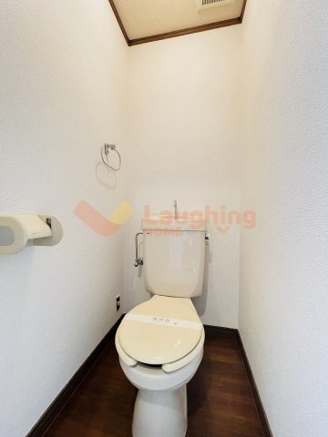 トイレ　落ち着いた色調のトイレです