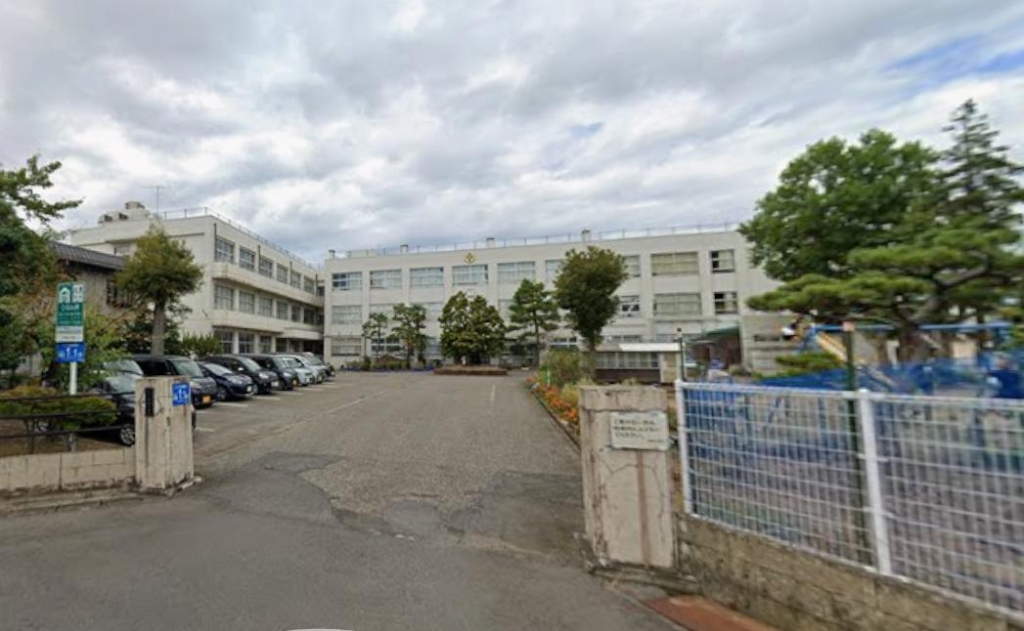 小学校　新潟市立早通小学校（小学校）まで304m