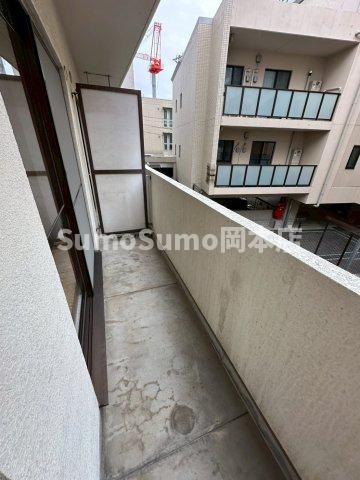 バルコニー　外からの目が気にならないバルコニーで洗濯物が干せます