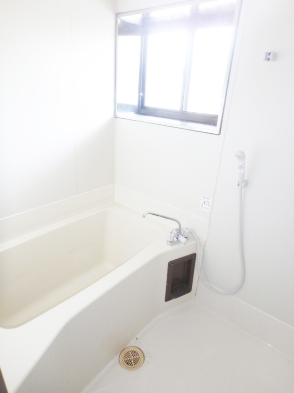 バス・シャワールーム　窓があって換気しやすいですね♪
