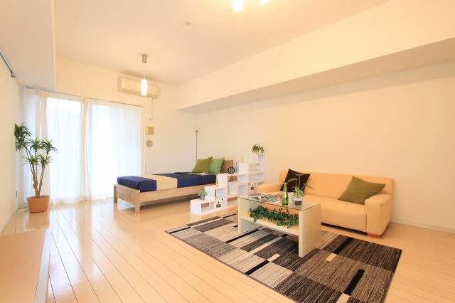 居室・リビング　白の床がおしゃれなお部屋です