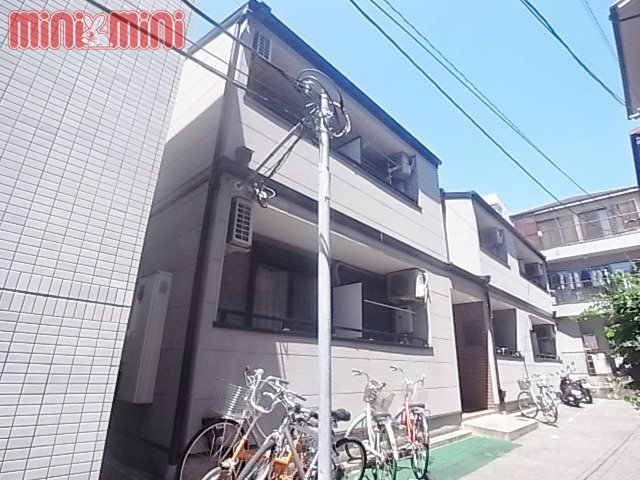 建物外観　２階建の低層住宅