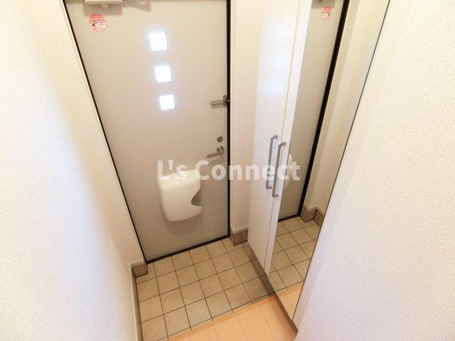 玄関　背の高い下駄箱には鏡付きで身だしなみチェック。