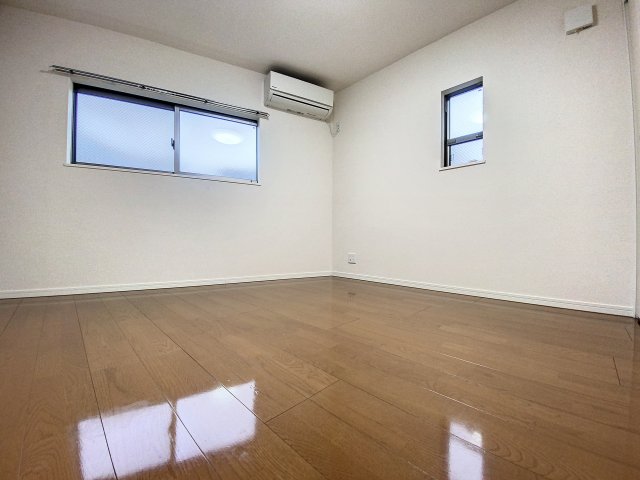 居室・リビング　2面採光のお部屋です。