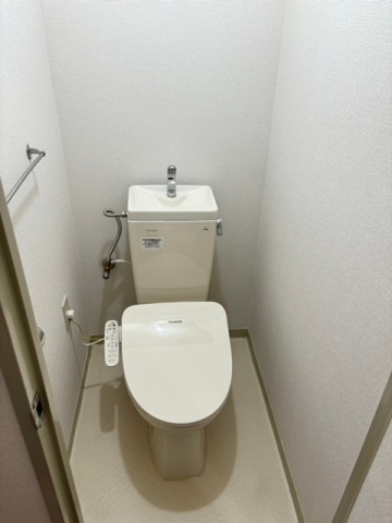 トイレ　別号室の写真です。