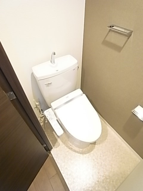 トイレ　落ち着いた色調のトイレです