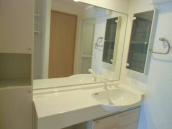 洗面設備　同建物別部屋写真