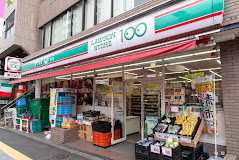 コンビニ　ローソンストア100新宿早稲田通店（コンビニ）まで82m