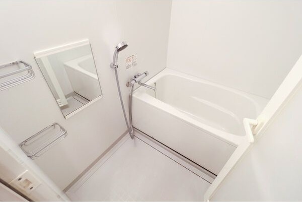バス・シャワールーム　※写真は同じマンションの違う部屋のものになります。