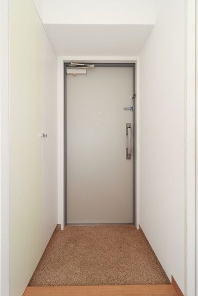 玄関　※写真は同じマンションの違う部屋のものになります。