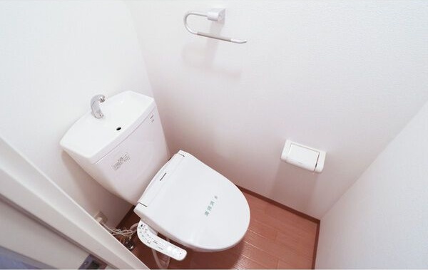 トイレ　※写真は同じマンションの違う部屋のものになります。