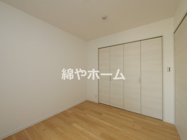 その他部屋・スペース　落ち着いた色調の寝室です