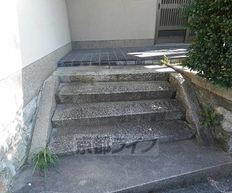 その他共有部分　玄関前に階段がございます。