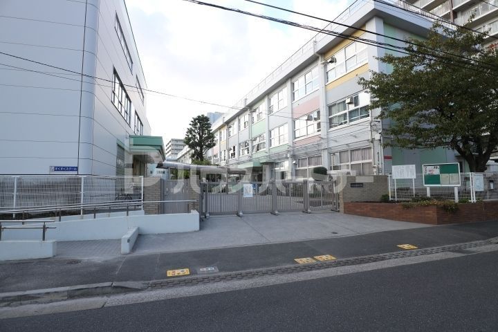小学校　江戸川区立篠崎小学校（小学校）まで670m