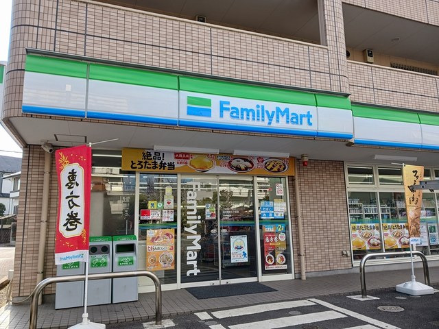 コンビニ　ファミリーマート松葉町七丁目店（コンビニ）まで690m