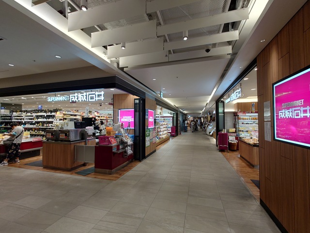スーパー　成城石井六本木ヒルズ店（スーパー）まで556m