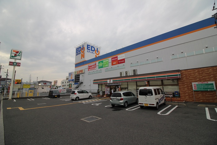 コンビニ　セブンイレブン（コンビニ）まで415m