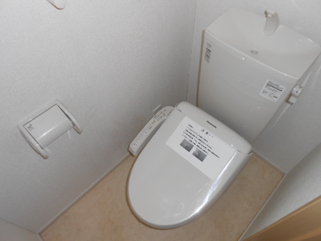 トイレ　温水洗浄便座完備・小物収納棚あり