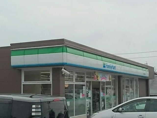 コンビニ　ファミリーマート（コンビニ）まで240m