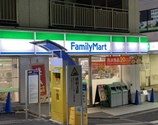 コンビニ　ファミリーマート 牛込柳町駅前店（コンビニ）まで483m