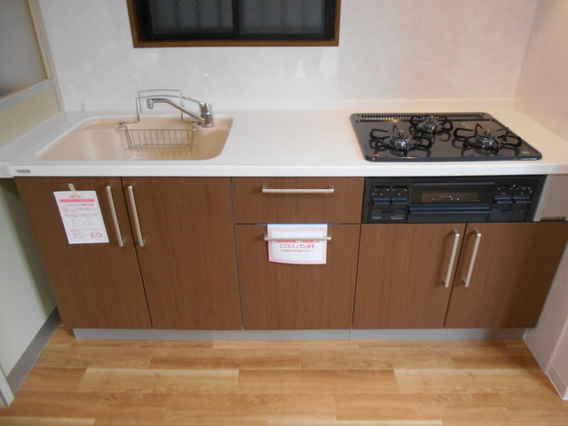 キッチン　３口のシステムキッチン。落ち着いた色合いがとてもお部屋に合っ