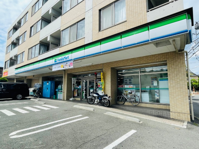 コンビニ　ファミリーマート横浜神大寺四丁目店（コンビニ）まで547m