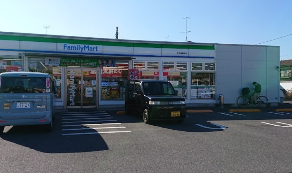 コンビニ　ファミリーマート（コンビニ）まで674m
