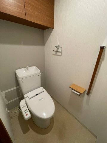 トイレ　落ち着いた色調のトイレです