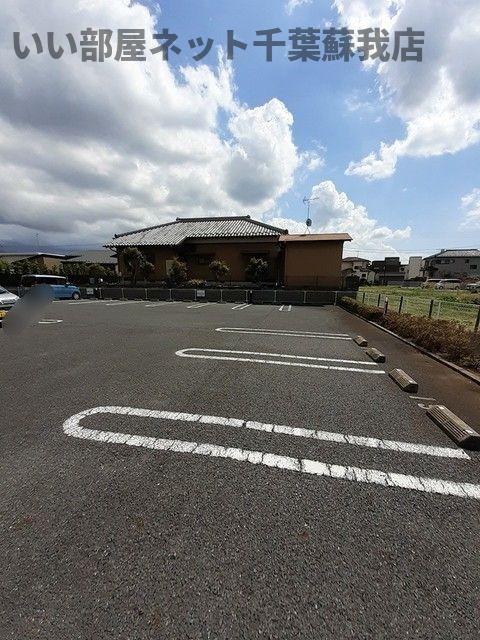 駐車場　駐車場があるので、車を買う予定の方も安心です