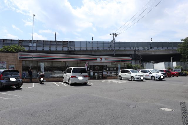 コンビニ　セブンイレブン（コンビニ）まで470m