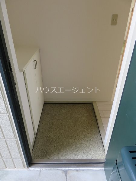 玄関　玄関にはシューズボックスあり。