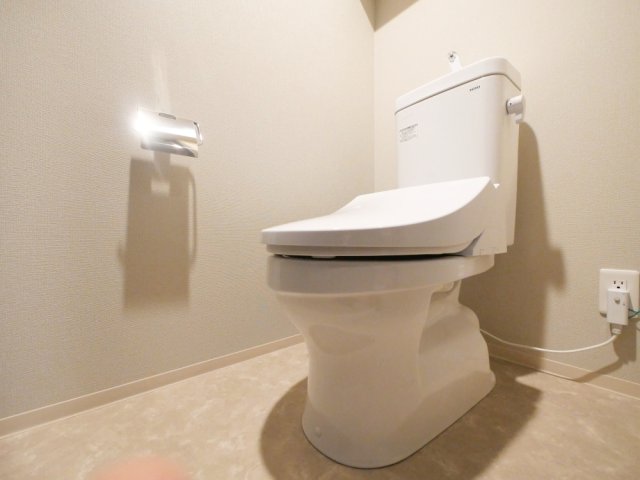 トイレ　落ち着いた色調のトイレです
