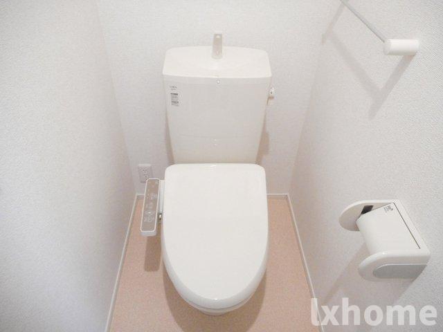 トイレ　落ち着いた色調のトイレです