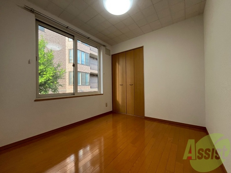 その他部屋・スペース　寝室はこちらです。光が差し込む、温かみのあるお部屋です。