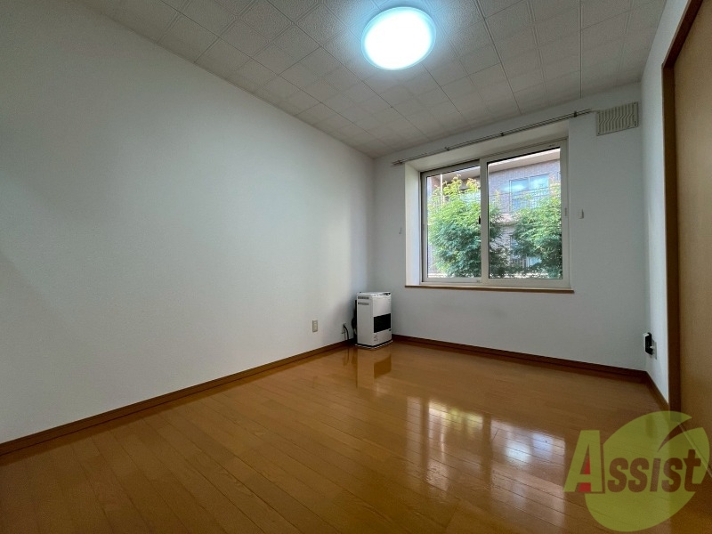 居室・リビング　木目のフローリングは落ち着きのある印象のお部屋になりますね。
