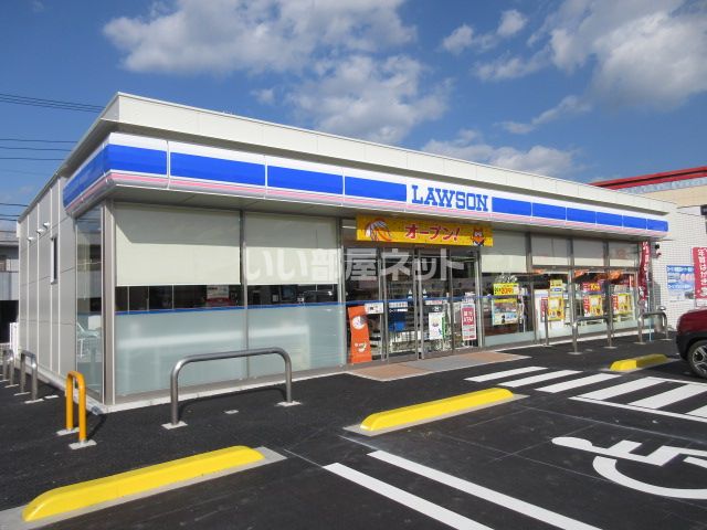 コンビニ　ローソン 伊勢御薗店（コンビニ）まで590m
