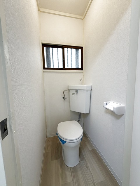 トイレ　トイレ空間が広くゆったり！換気窓付き☆