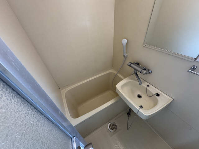 バス・シャワールーム　換気に便利な小窓付です