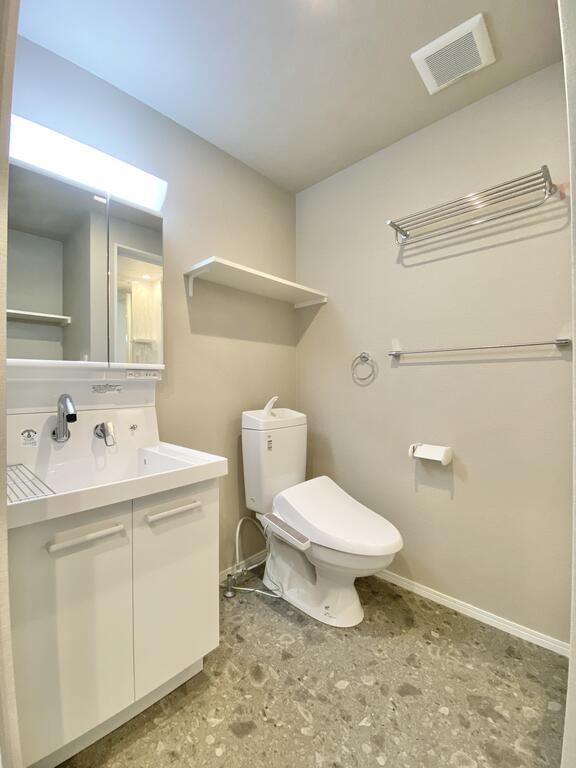 バス・シャワールーム　洗面台とトイレをまとめたゆとりある水回り空間です