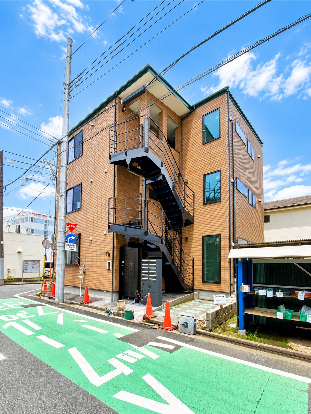 建物外観　ブラウンの外壁が映えるスタイリッシュな外観です