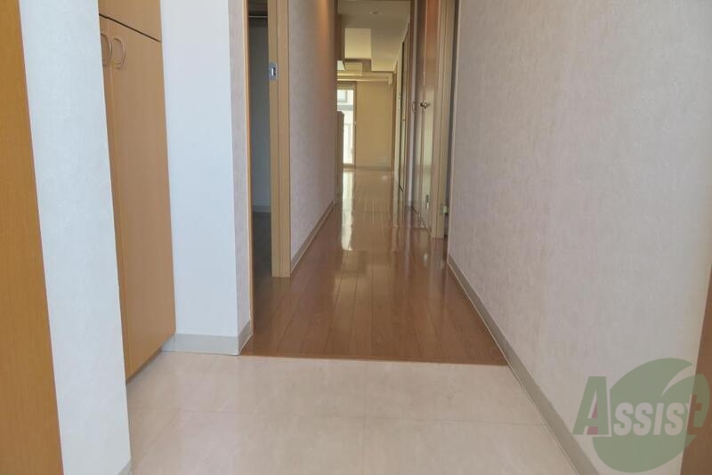 玄関　奥行きがあってお部屋の広さがよく分かりますね。