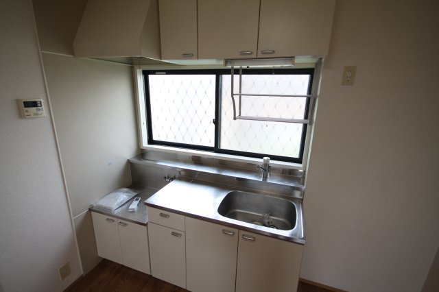 キッチン　同じ建物の別のお部屋の写真です。間取り左右反転有。現況優先。